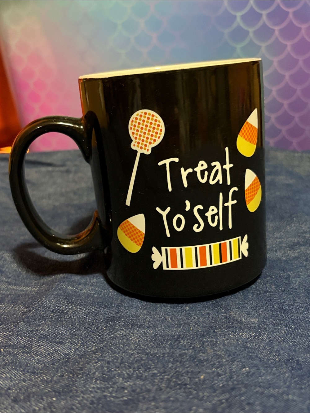 🩷Love your Mug❤️- 🍁Treat Yo'self Black Ceramic Mug - Halloween Candy Corn Design